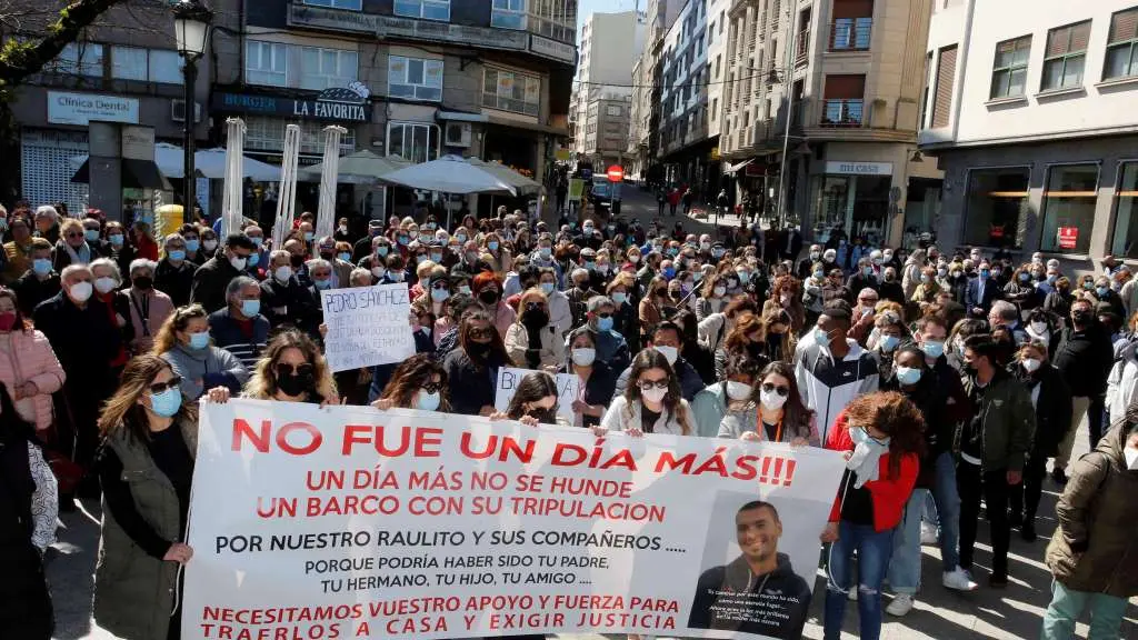 Manifestaci&oacute;n das familias dos falecidos no naufraxio do 'Vila de Pitanxo', o pasado 3 de abril. (Foto: Javier V&aacute;zquez / Europa Press)