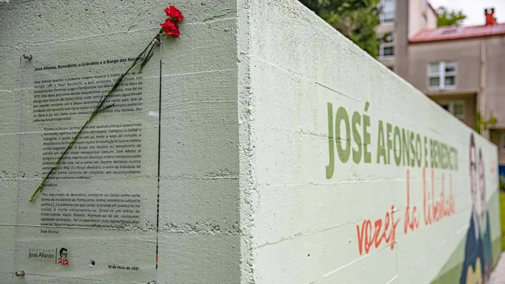 Mural en lembranza do Zeca Afonso no Burgo das Naci&oacute;ns de Compostela. (Foto: AJA Galiza)