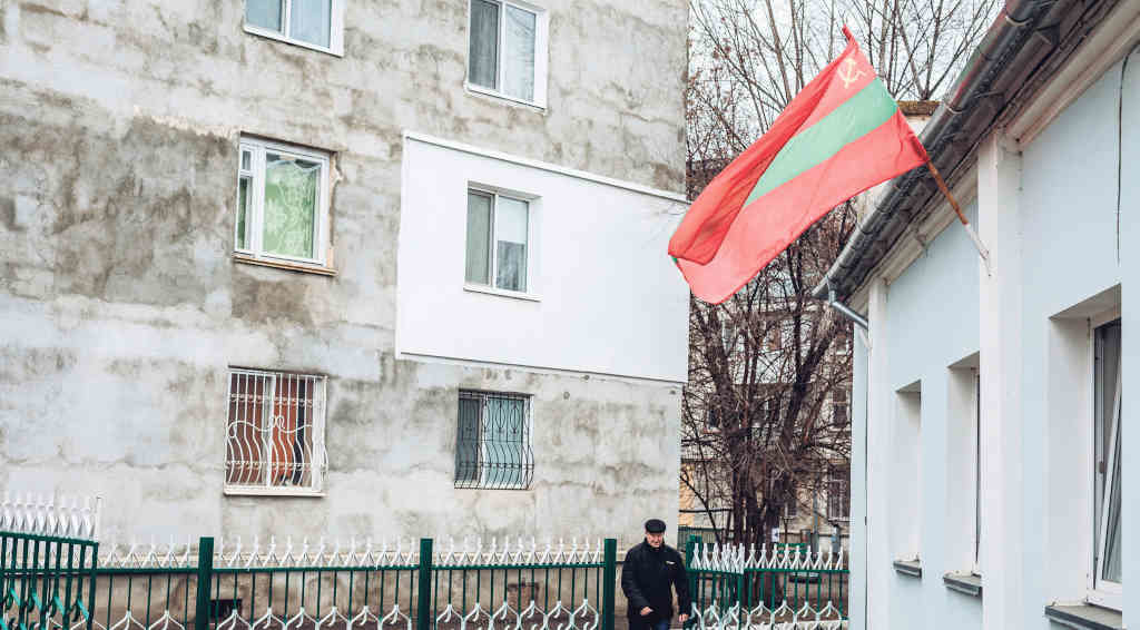Bandeira de Transnistria nun edificio da súa capital, Tiráspol. (Foto: Diego Herrera / Zuma Press / Contacto Photo)