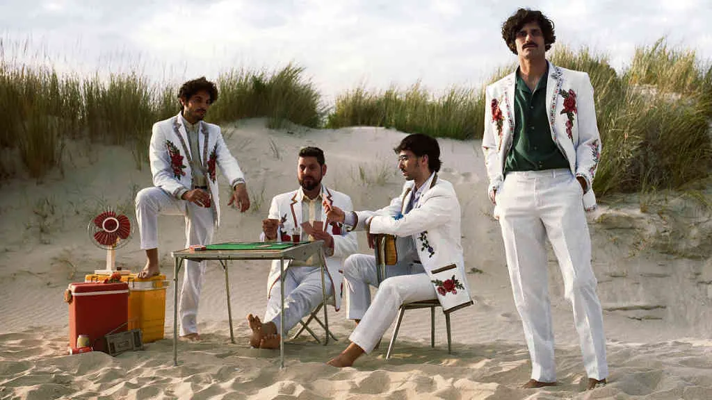 Brais S&aacute;nchez, de p&eacute; &aacute; dereita, co resto da banda na praia de Ornanda, en Porto do Son (Foto: Morde).