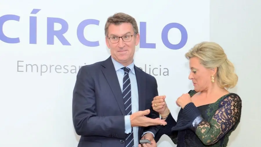 Alberto N&uacute;&ntilde;ez Feixoo entregando a Medalla de Ouro do C&iacute;rculo de Empresarios da Galiza a Josefina Fern&aacute;ndez Migu&eacute;lez. (Foto: N&oacute;s Diario)