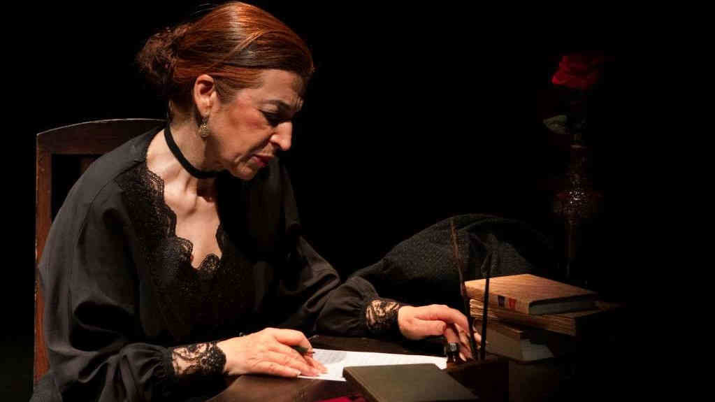 A actriz María Barcala durante a representación da obra 'Libre coma un paxaro' (Foto: Teatro do Atlántico).
