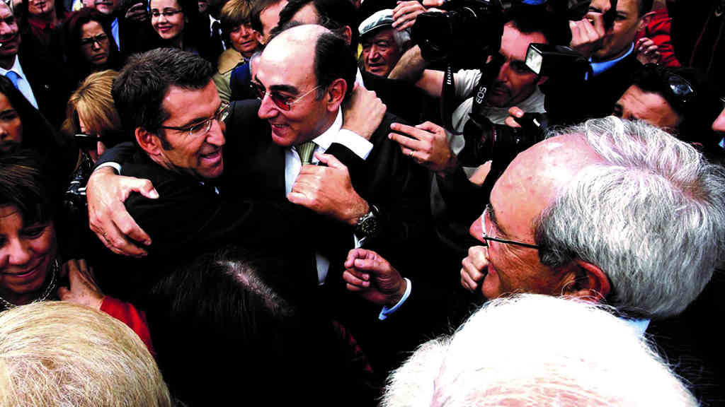 Abrazo entre Feixoo e Sanchez Galán (Foto: Nós Diario).