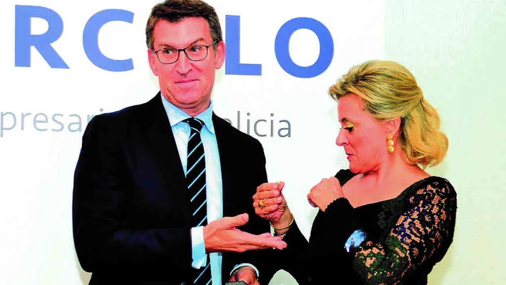 Feixoo entreg&aacute;ndolle a medalla de Ouro a Josefina Fern&aacute;ndez Migu&eacute;lez (Foto: N&oacute;s Diario).