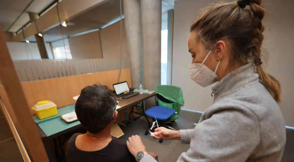 A Xunta da Galiza aposta por un acordo estatal para po&ntilde;er unha cuarta dose da vacina contra a Covid &aacute;s persoas maiores de 80 anos. (Foto: Beatriz Ciscar / Europa Press)