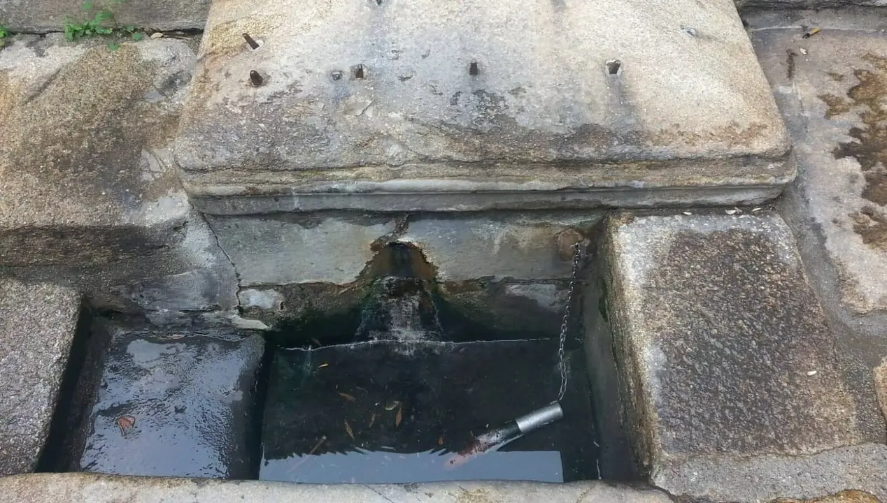 Unha das fontes do concello de Cuntis. (Foto: N&oacute;s Diario)
