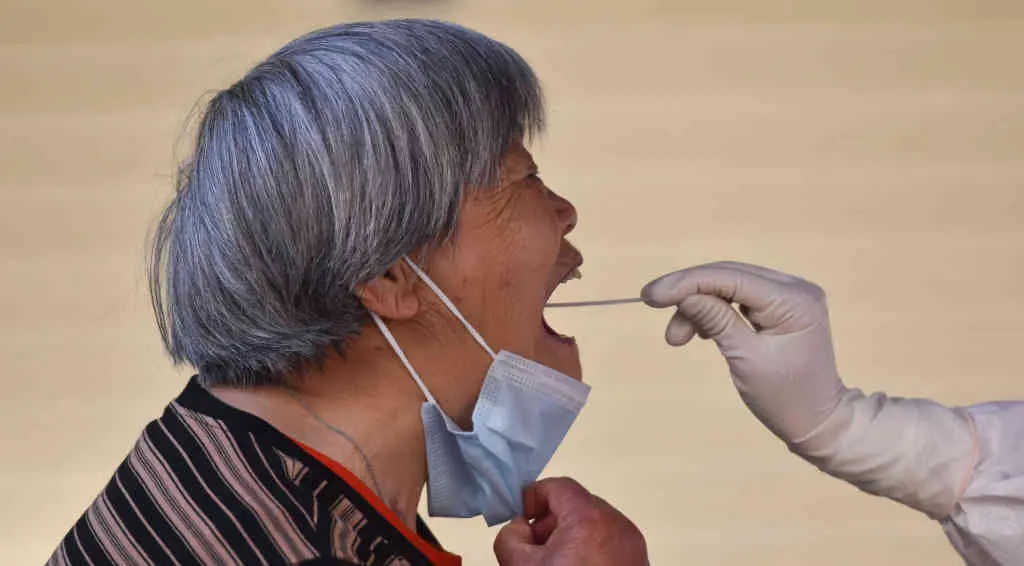 Persoa realiza unha test da Covid na China. (Foto: Sheldon Cooper / SOPA Images via Z / DPA)