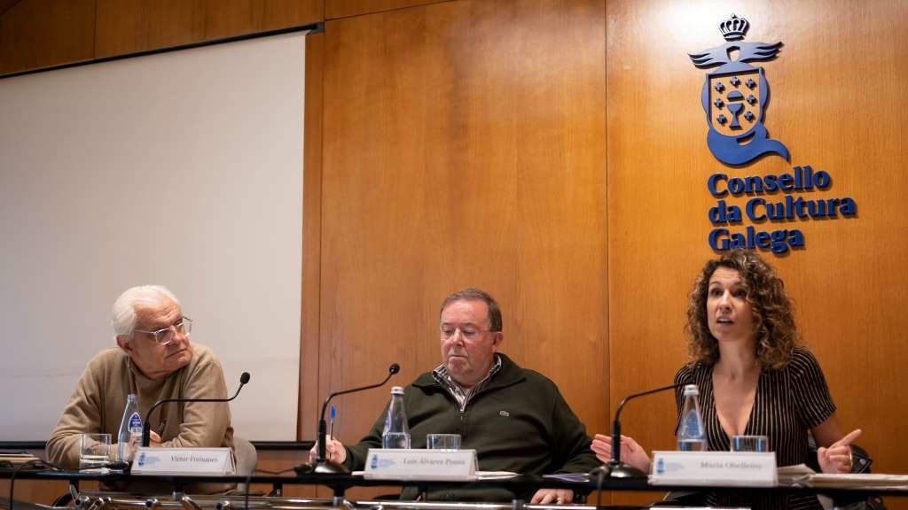 De esquerda a dereita, o presidente da RAG, Víctor F. Freixanes; o xornalista Luís Pousa, e a directora de 'Nós Diario', María Obelleiro. (Foto: Arxina)