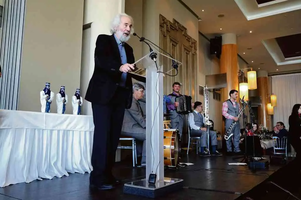 Xaqu&iacute;n Mar&iacute;n recibindo o Premio da Cr&iacute;tica Galicia de Artes Pl&aacute;sticas e Visuais, nunha imaxe de arquivo.