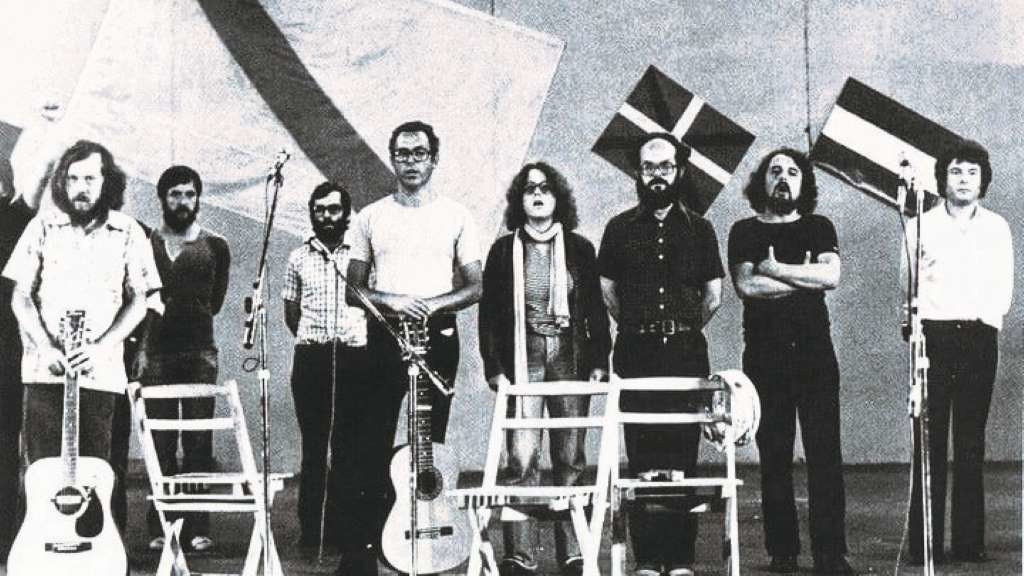José Afonso (centro) con, á súa esquerda, Marina Rossell, Xico de Carinho e Bibiano na Coruña en 1978. (Foto: AJA Galiza)