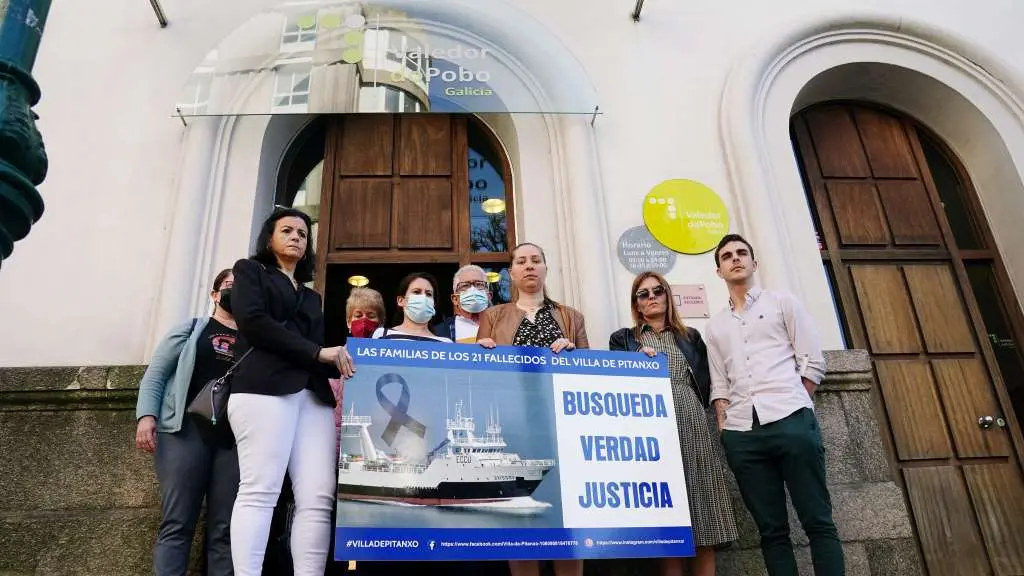 Familiares do Pitanxo, nunha protesta diante da sede da Valedora do Pobo. (Foto: &Aacute;lvaro Ballesteros / Europa Press)