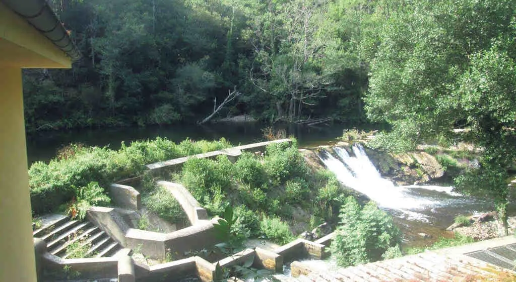 A presa P&eacute; de Vi&ntilde;a no r&iacute;o Eo, &aacute; altura do concello de Trabada. (Foto: R&iacute;os con Vida).