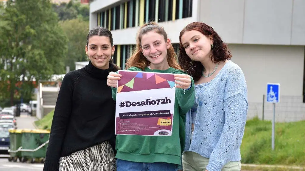 Mar&iacute;a Pose, Laura L&oacute;pez e Iria Cruz, do Club de Lingua do IES Rego de Trabe de Culleredo. (Foto: N&oacute;s Diario).