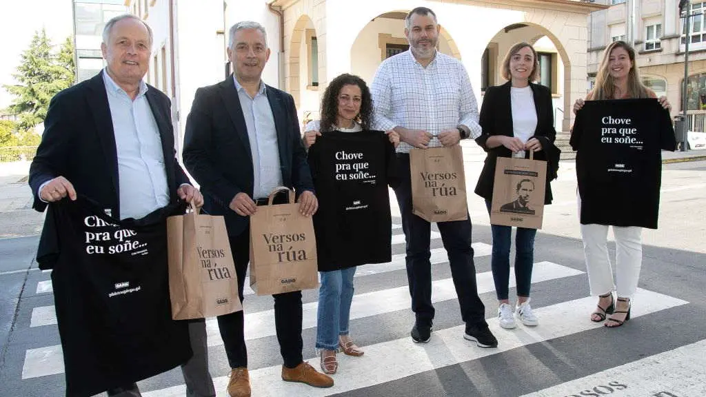 Gadis, co apoio da Secretar&iacute;a Xeral de Pol&iacute;tica Ling&uuml;&iuml;stica impulsa a campa&ntilde;a 'Versos na r&uacute;a'. (Foto: Gadis).