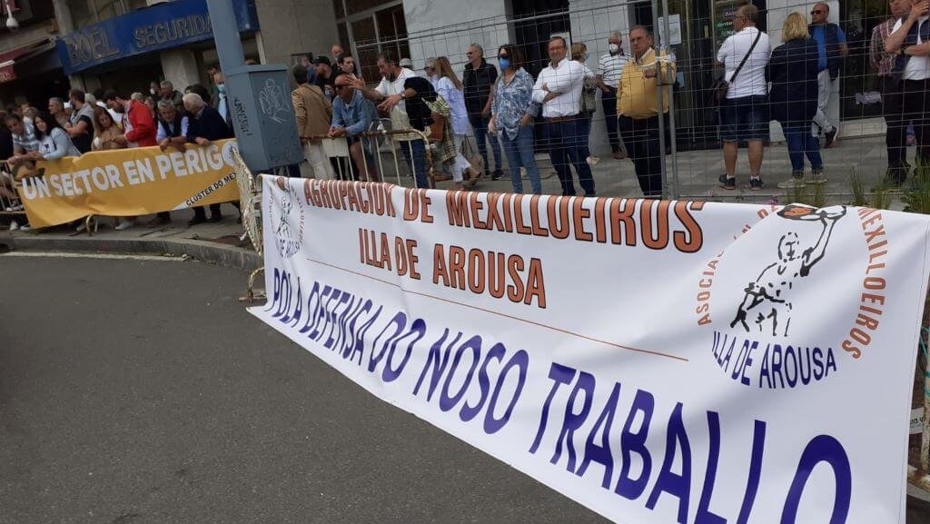 Produtores de mexillón protestan ás portas do Parlamento coincidindo co acto de investidura de Alfonso Rueda como presidente da Xunta (Foto: Riobó Prada).