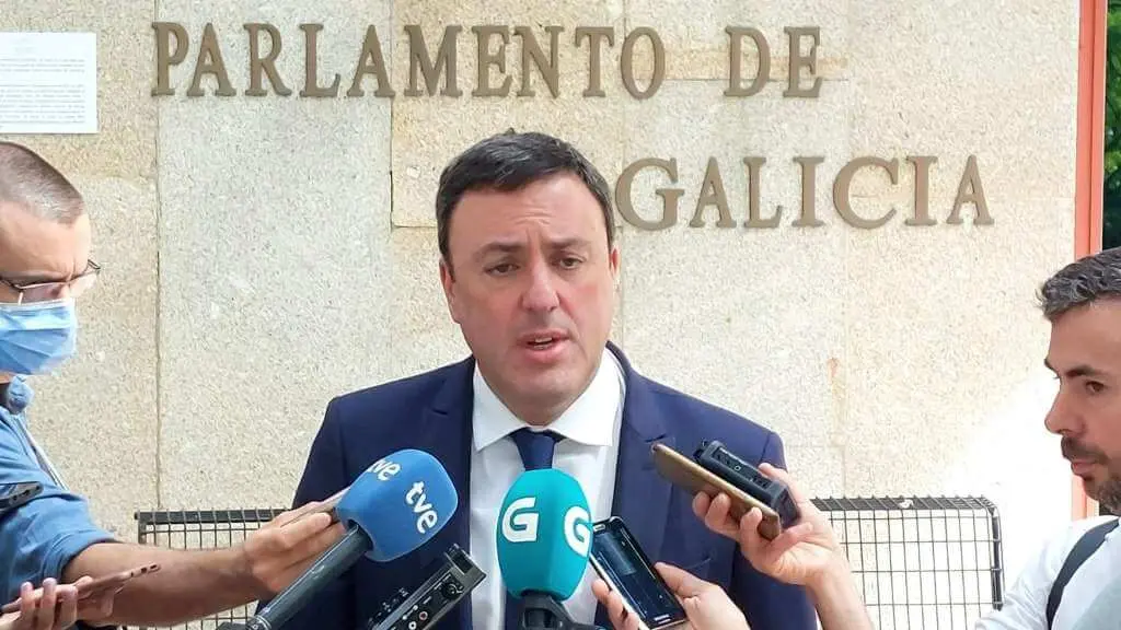 O secretario xeral do PSdeG, Valent&iacute;n Gonz&aacute;lez Formoso, &aacute; s&uacute;a chegada ao Parlamento para a toma de posesi&oacute;n de Alfonso Rueda (Foto: N&oacute;s Diario).