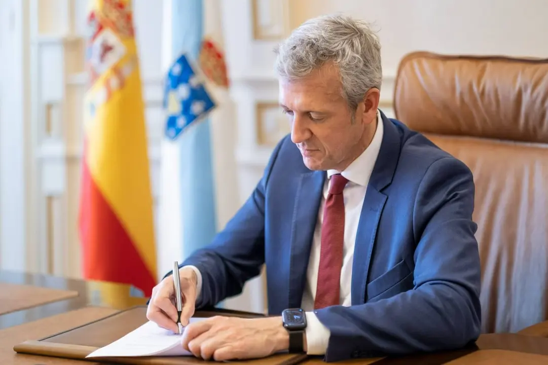 Alfonso Rueda asina o decreto para designar o novo Executivo. (Foto: David Cabez&oacute;n)