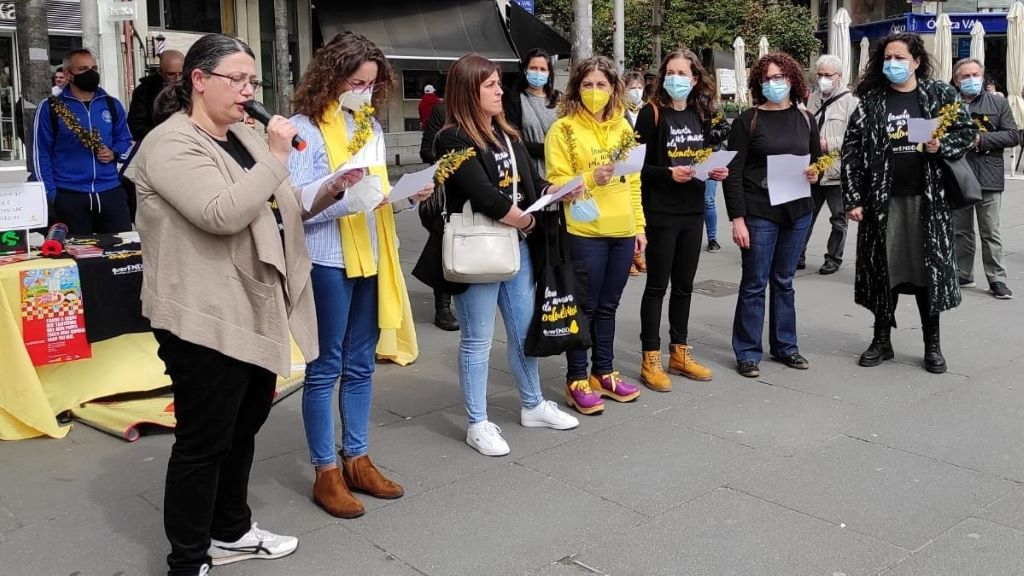 Concentración de mulleres con endometriose na praza Roxa de Compostela o pasado 26 de marzo. (Foto: Nós Diario).