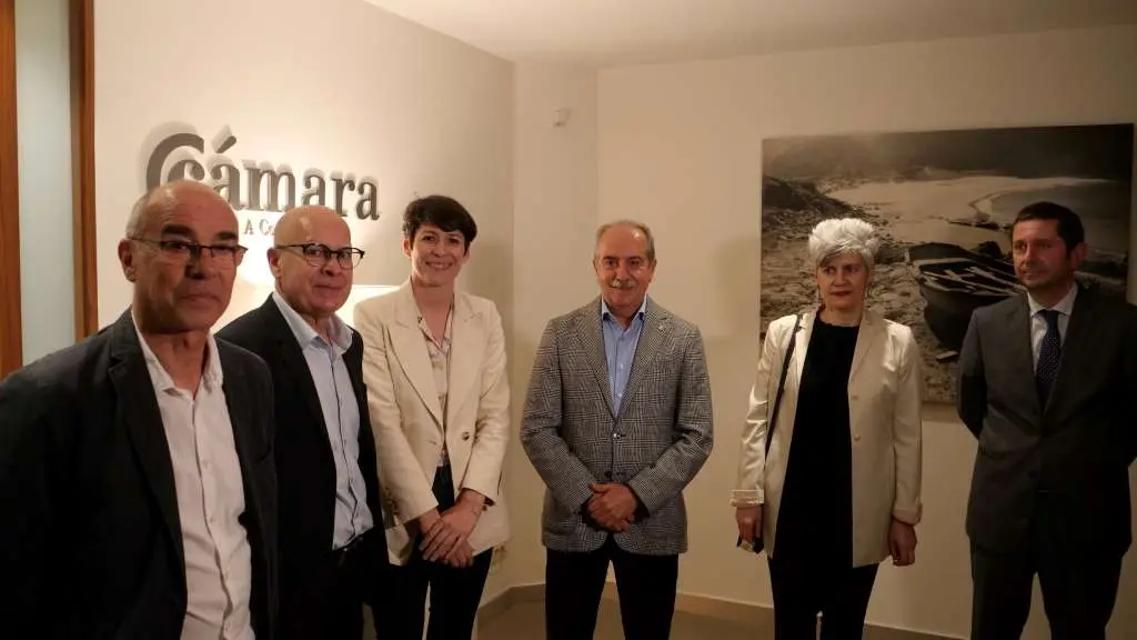 Encontro de Ana Pont&oacute;n coa direcci&oacute;n da C&aacute;mara de Comercio da Coru&ntilde;a. (Foto N&oacute;s Diario)