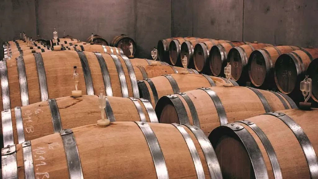 Barricas de gran capacidade para vi&ntilde;os e licores elaboradas con madeira de casti&ntilde;eiro galego empregadas na investigaci&oacute;n. (Foto: Xera)