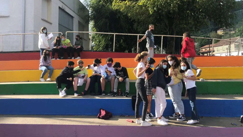 Alumnado do IES Johan Carballeira nas gradas do instituto, un dos espazos vis&iacute;beis LGBT+ do centro. (Foto: N&oacute;s Diario).