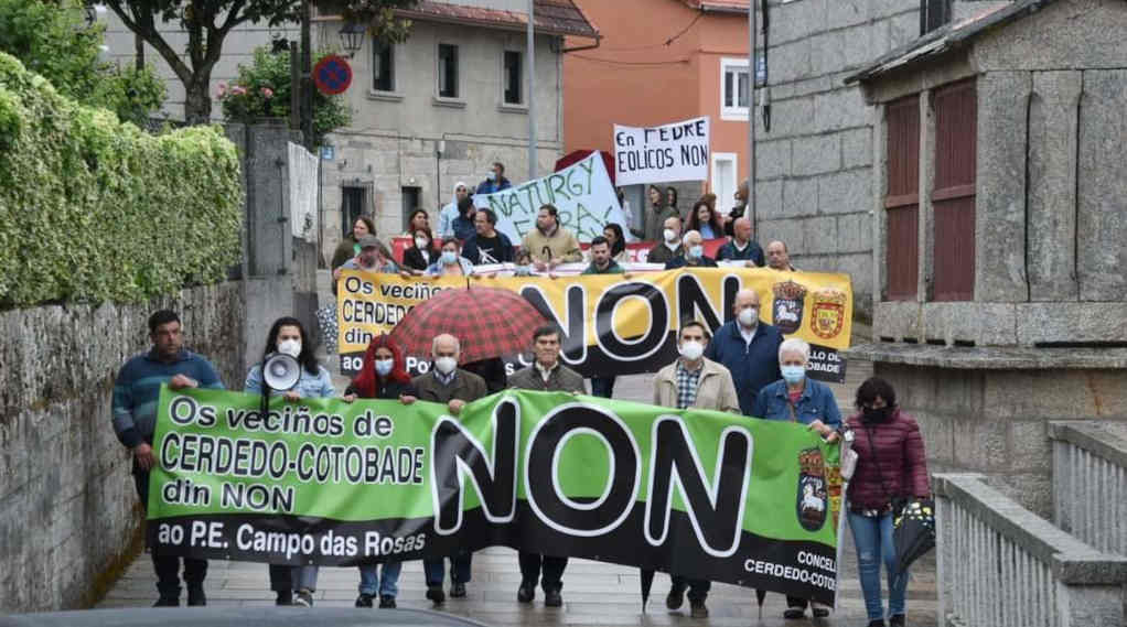 Concentración contra os parques eólicos en Cerdedo este domingo (Foto: Nós Diario).