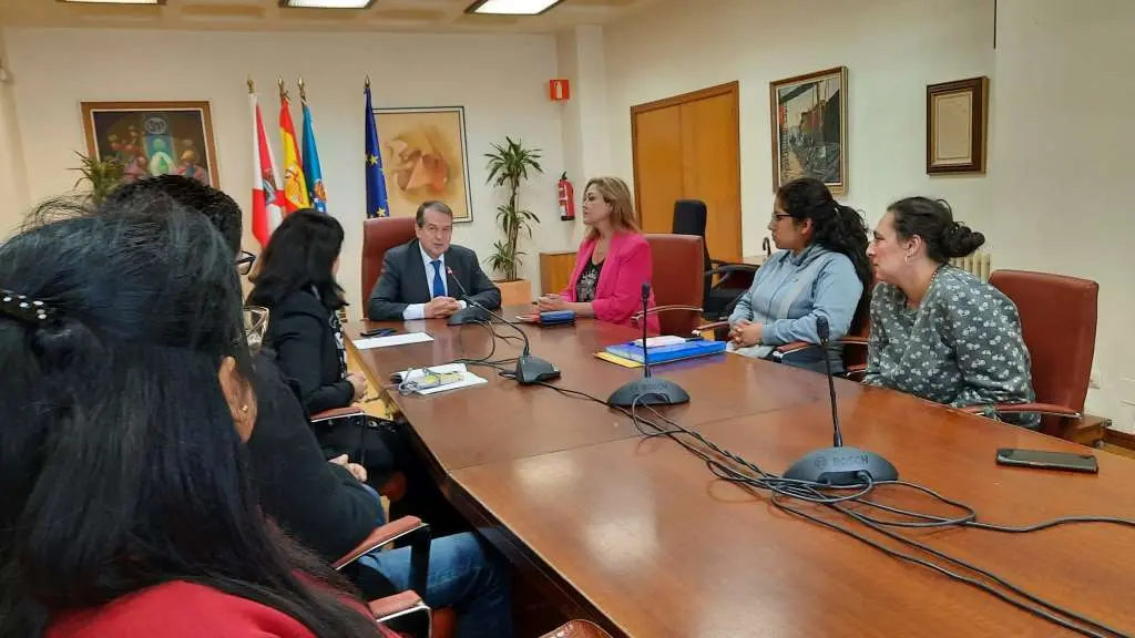 Reuni&oacute;n das familias dos mari&ntilde;eiros falecidos co alcalde de Vigo, Abel Caballero, esta segunda feira. (Foto: Pedro Davila / Europa Press)