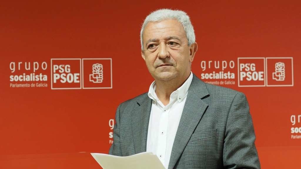 O voceiro socialista na Cámara, Luís Álvarez, esta segunda feira, en rolda de prensa. (Foto: Nós Diario)