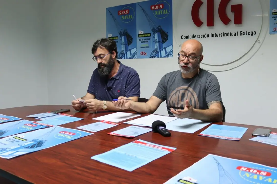 O respons&aacute;bel de Industria da CIG en Vigo, Xulio Fern&aacute;ndez; e o secretario comarcal do sindicato, Alberte Gon&ccedil;alves. (Foto: N&oacute;s Diario)