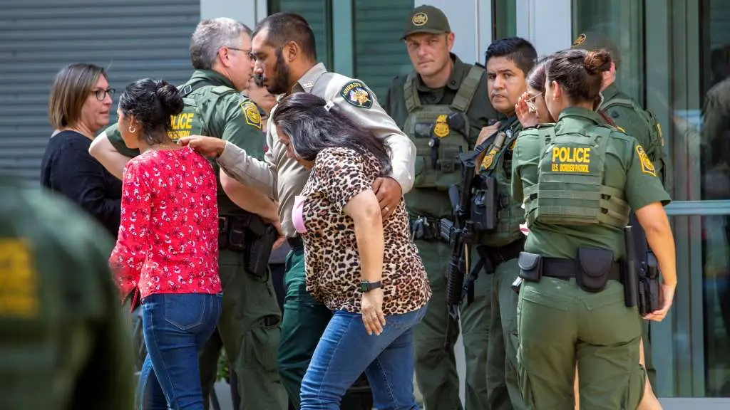 A escola na que se produciu o tiroteo, horas despois. (Foto: William Luther / San Antonio Express / DPA)