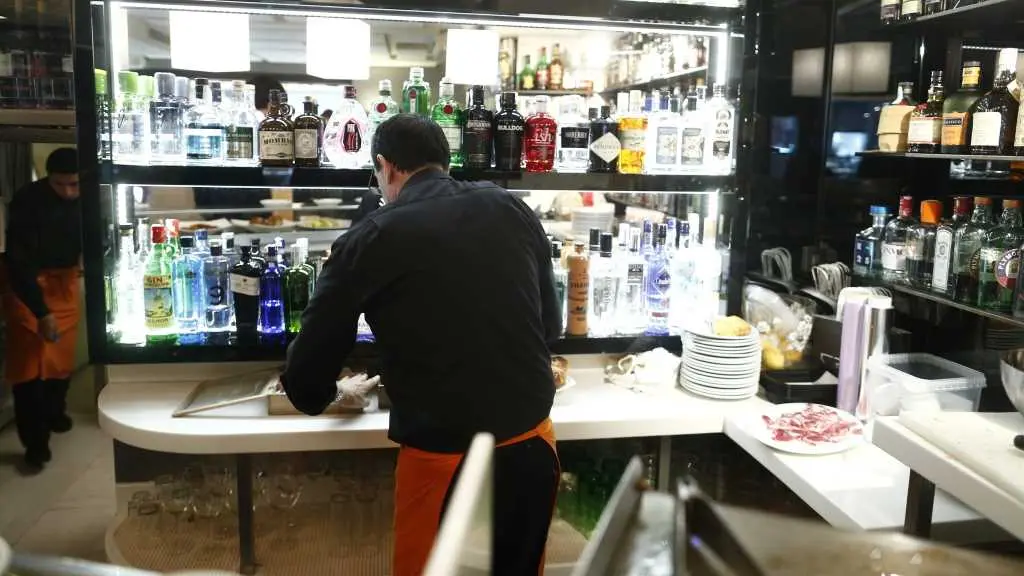 A suba da inflaci&oacute;n est&aacute; a complicar a recuperaci&oacute;n da hostalar&iacute;a, que teme non poder facer fronte ao pagamento dos pr&eacute;stamos (Foto: Europa Press).