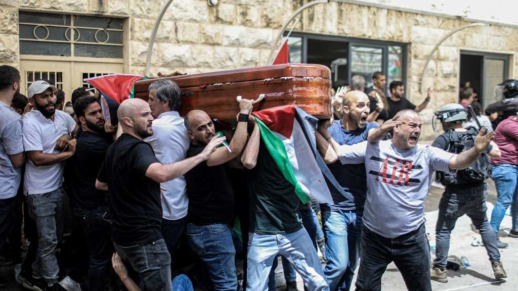 As forzas israelíes cargaron contra as persoas asistentes ao funeral de Shireen Abu Akleh. (Foto: Ilia Yefimovich / DPA)