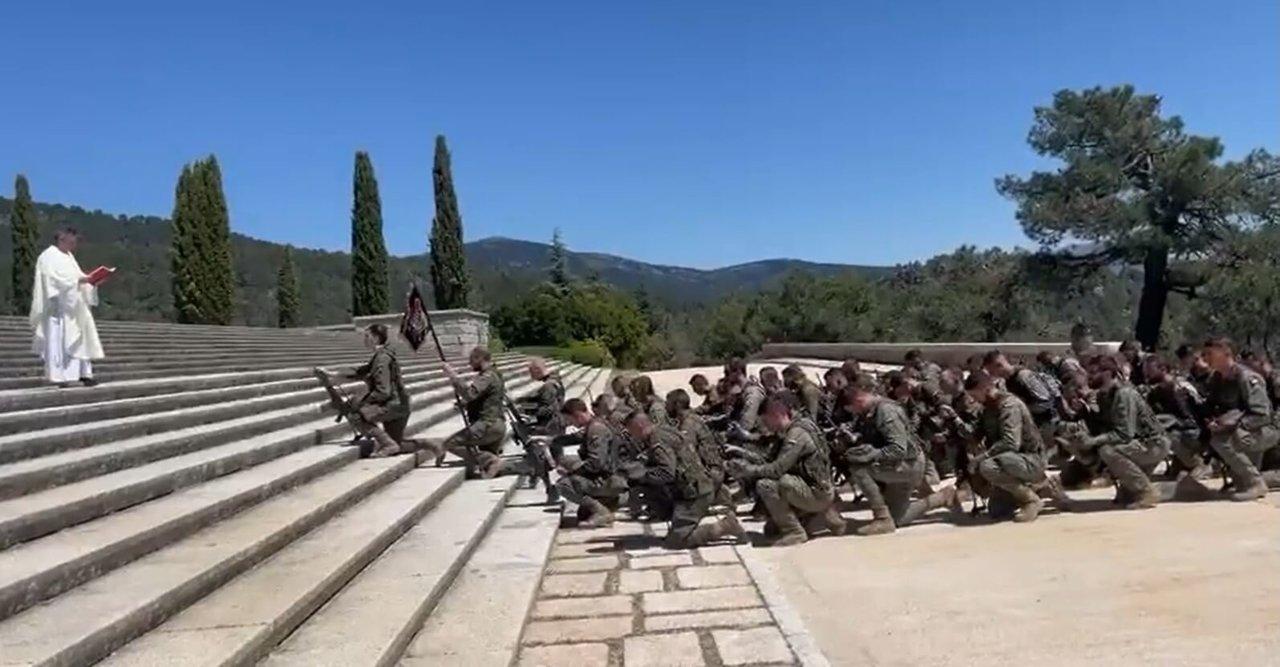 Fragmento do vídeo coas "beixóns" aos militares españois. (Foto: Nós Diario)