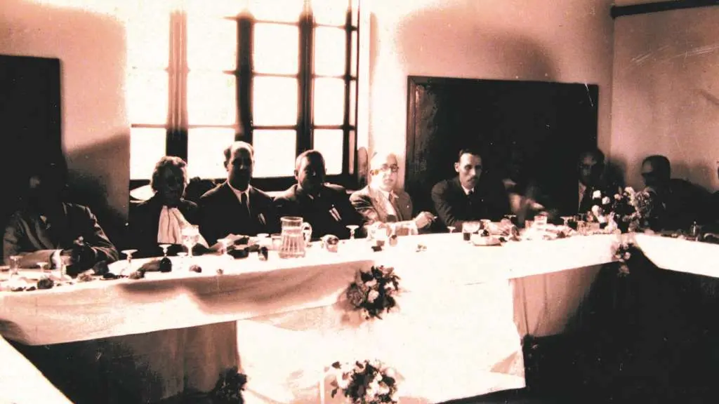 Florentino L. Cuevillas (terceiro pola esquerda), seguido de Francisco Dom&iacute;nguez, con bandeira galega na chaqueta, e Otero Pedraio, en 1934. (Foto: N&oacute;s Diario)
