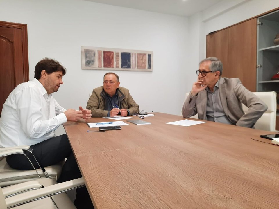 Reunión dos alcaldes de Carballo, Laracha e Arteixo. (Foto: Nós Diario)