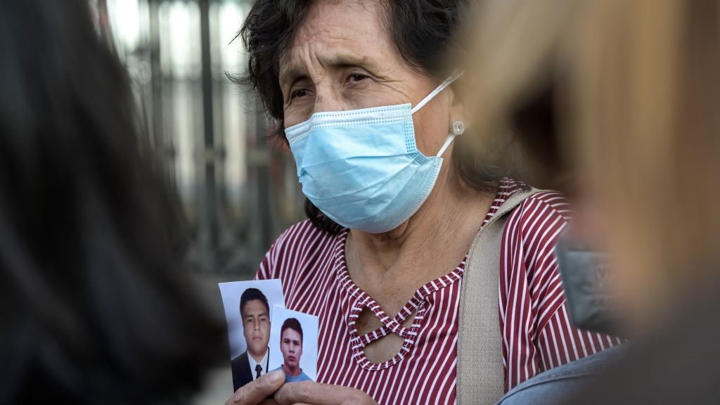 Unha muller amosa dúas fotografías dunha das vítimas ante a Delegación do Goberno o pasado mes de maio. (Foto: M. Dylan / Europa Press).
