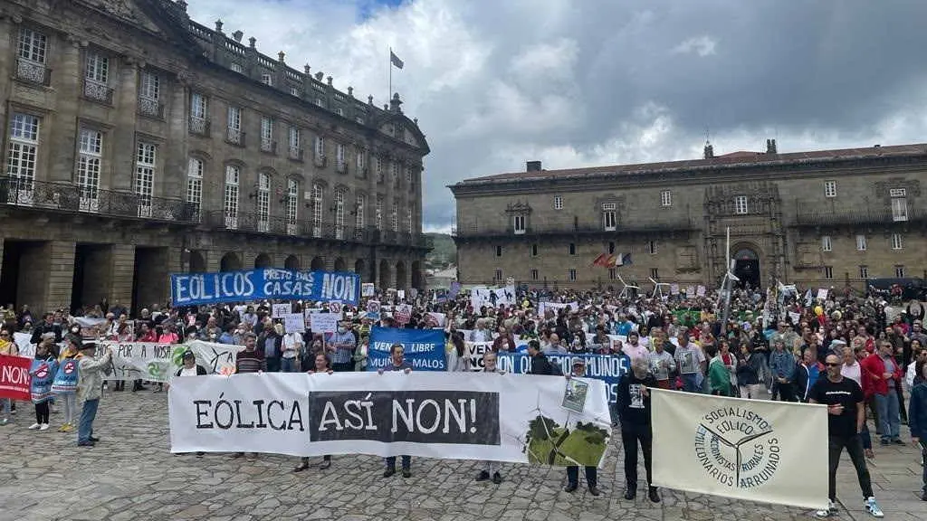 Manifestaci&oacute;n convocada pola plataforma 'E&oacute;lica As&iacute; Non' na praza do Obradoiro. (Foto: Europa Press).