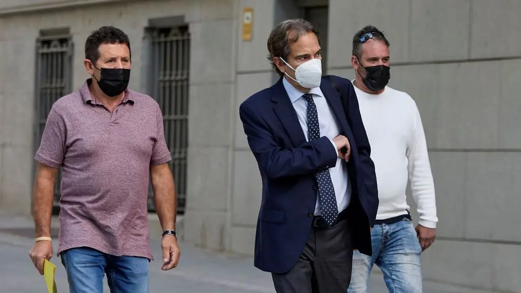 O patr&oacute;n do 'Vila de Pitanxo', Juan Pad&iacute;n, e mais o seu sobri&ntilde;o, o mari&ntilde;eiro Eduardo Rial, &aacute; s&uacute;a chegada &aacute; Audiencia Nacional. (Foto: Jes&uacute;s Hell&iacute;n / Europa Press)