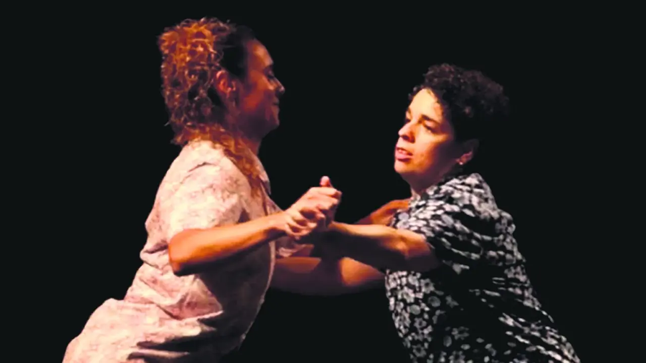 Clara Ferrao e Andrea Quintana danzan sobre o escenario.