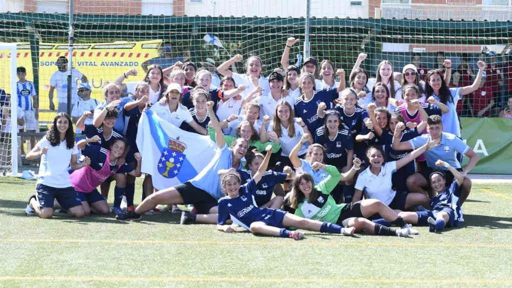 A alegr&iacute;a foi total entre as futbolistas da selecci&oacute;n galega logo de sa&iacute;r vitoriosas dun partido moi sufrido ante un rival que era o favorito. (Foto: Futgal).