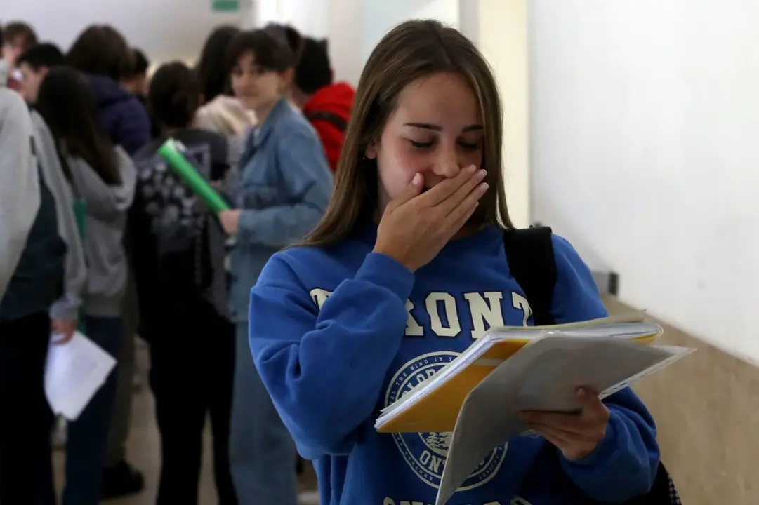 Estudantes preparando a ABAU antes dun exame. (Foto: Arxina)
