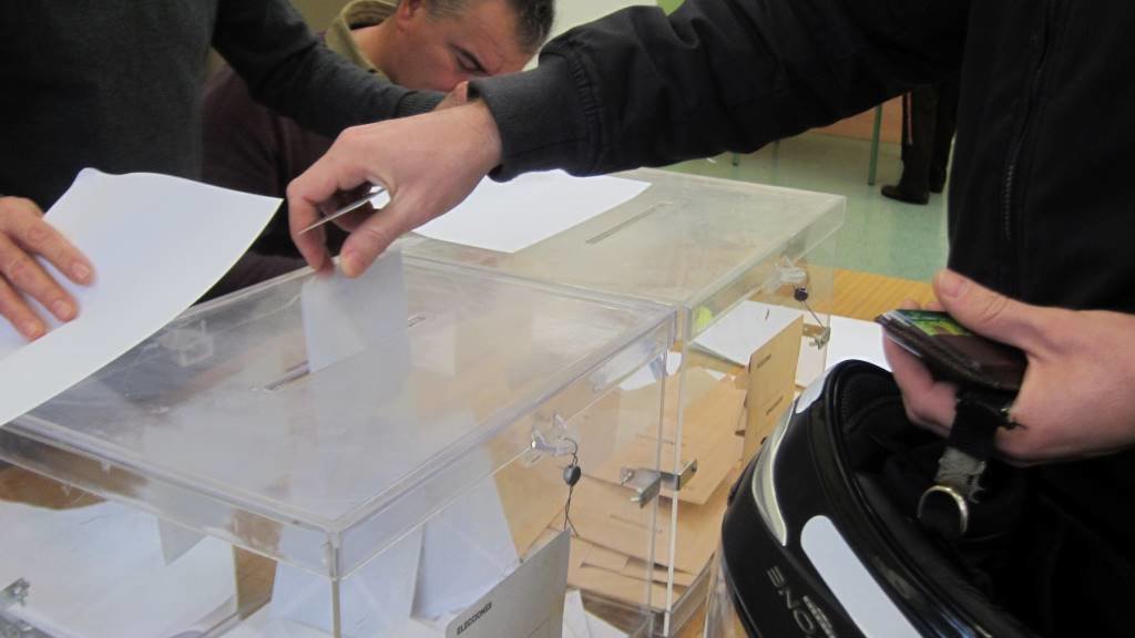 Unha persoa deposita o seu voto nunha urna electoral. (Foto: Europa Press)