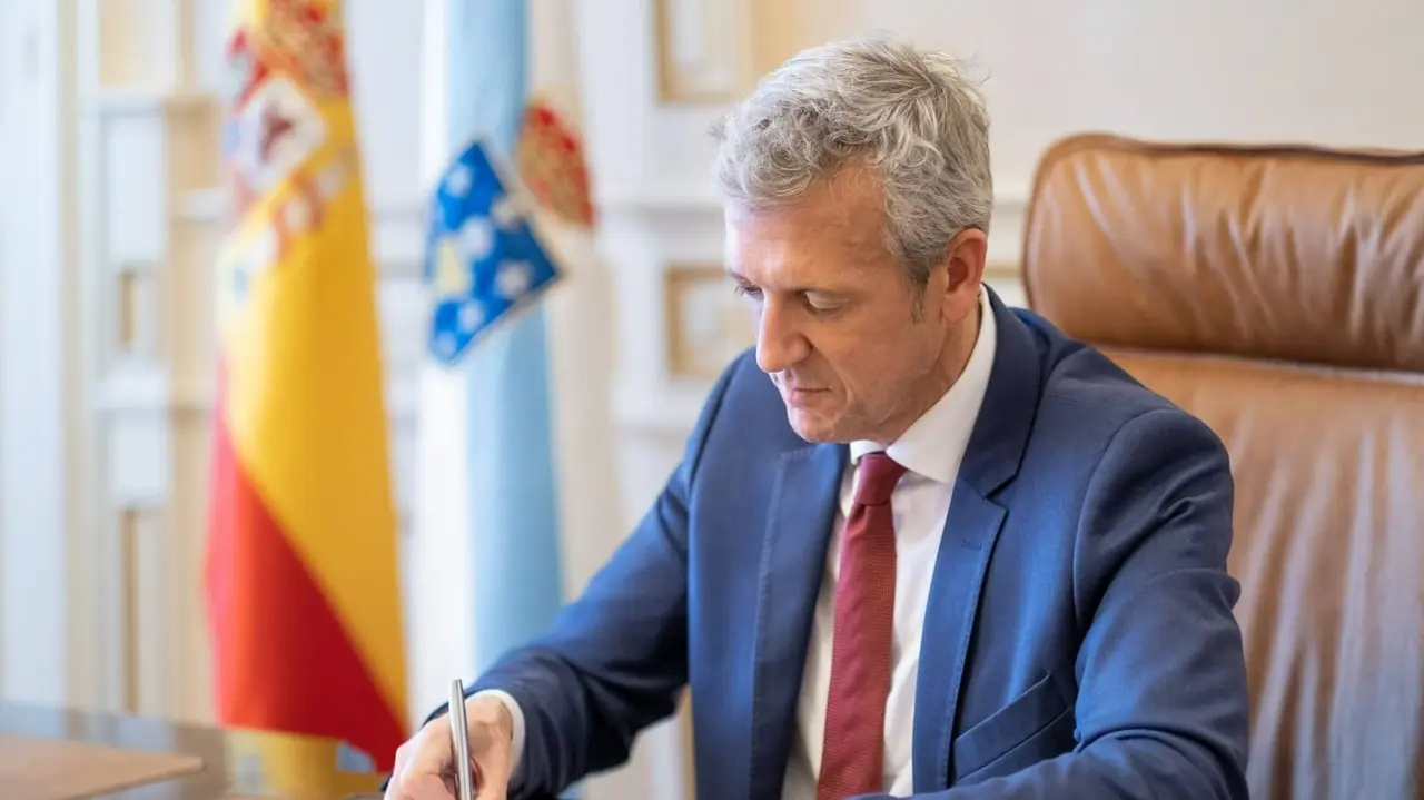 Alfonso Rueda, presidente da Xunta, no seu despacho. (Foto: David Cabez&oacute;n)