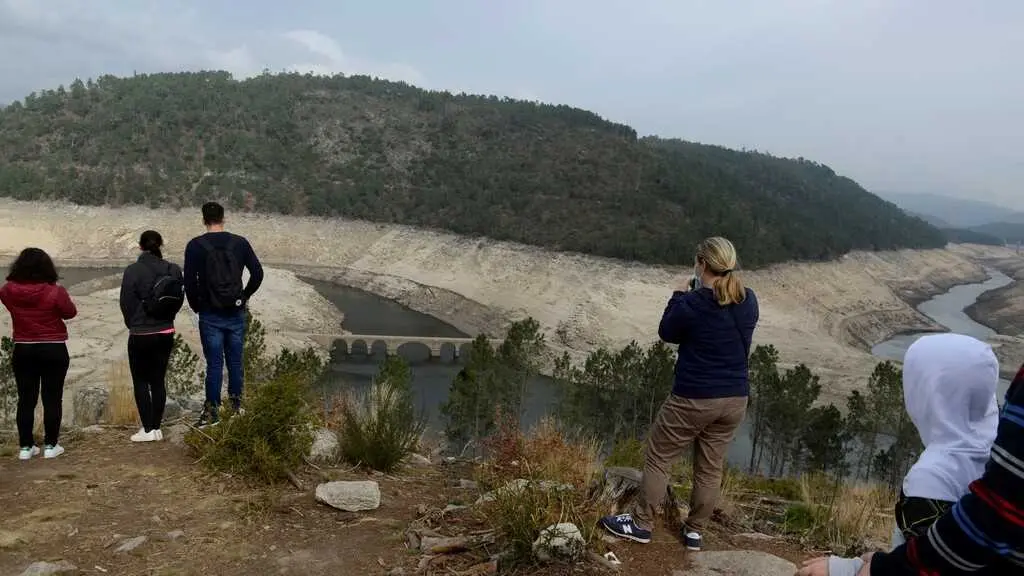 A seca deixou vis&iacute;bel a aldea somerxida de Aceredo, en Lobios. (Foto: Rosa Veiga / Europa Press)