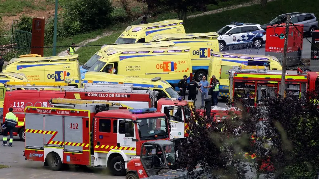 Ampla despregadura de medios no rescate e atenci&oacute;n m&eacute;dica dos traballadores que quedaron atrapados pola ca&iacute;da dun palco do Son do Cami&ntilde;o. (Foto: Arxina)