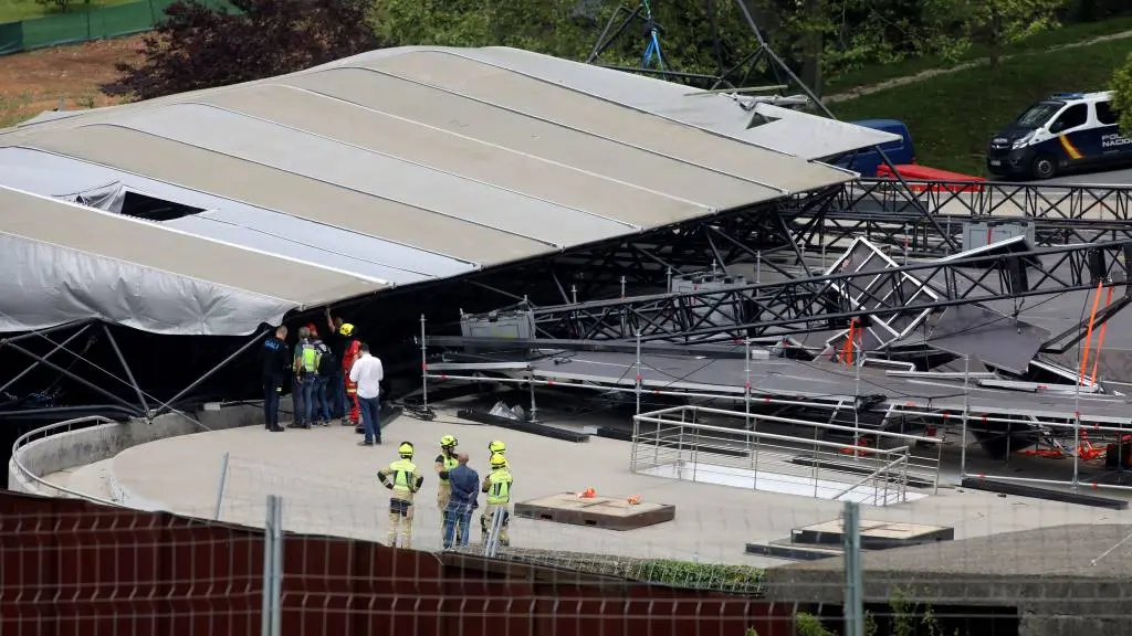O traballador que segue ingresado na UCI en estado grave ter&iacute;a ca&iacute;do dunha altura de 30 metros. (Foto: Arxina)