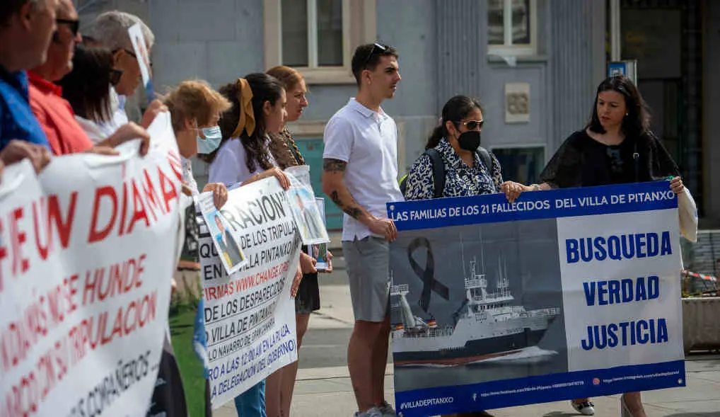 Protesta dos familiares dos falecidos ante o Congreso. (Foto: Juan Barbosa / Europa Press).