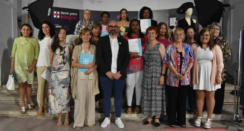 As alumnas que participaron no Tecer para crer posan con Efr&eacute;n Castro, Maite Ferreiro, Francisca L&oacute;pez, coordinadora de actividades do Centrad,  Ana Mar&iacute;a Bereciart&uacute;a, coordinadora de actividades de FADAS, e Tina Cort&oacute;n, monitora da formaci&oacute;n. (Foto: Deputaci&oacute;n de Lugo).