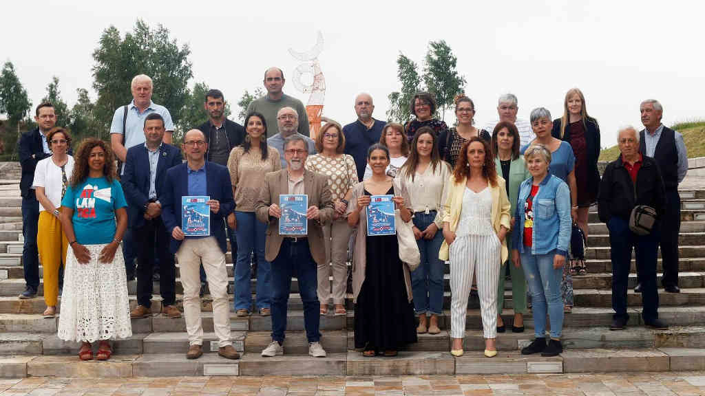 Soledad Felloza, abaixo á esquerda, con membros institucionais (Foto: Nós Diario).