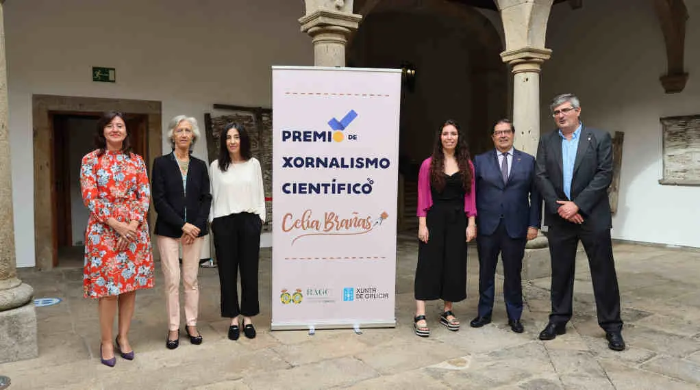 Teresa Abu&iacute;n e Mar &Aacute;lvarez (centro) esta &uacute;ltima premiada pola s&uacute;a reportaxe publicada em 'Sermos Galiza' (Foto: Real Academia Galega de Ciencias).